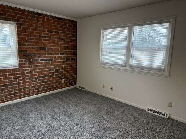 Foto del edificio - 2 Bedroom End Unit with New Flooring, Appliances & Fresh Paint!
