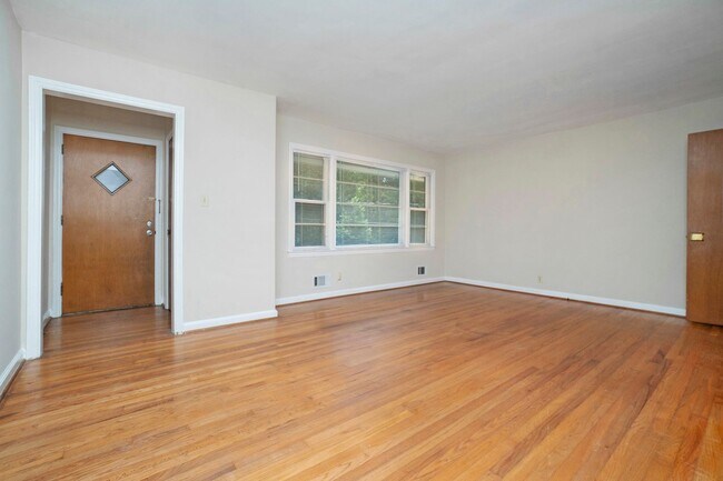 Foto del edificio - 702 Luckie Ln NE
