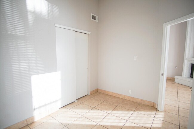 Foto del edificio - 10202 Niagara Falls Pl