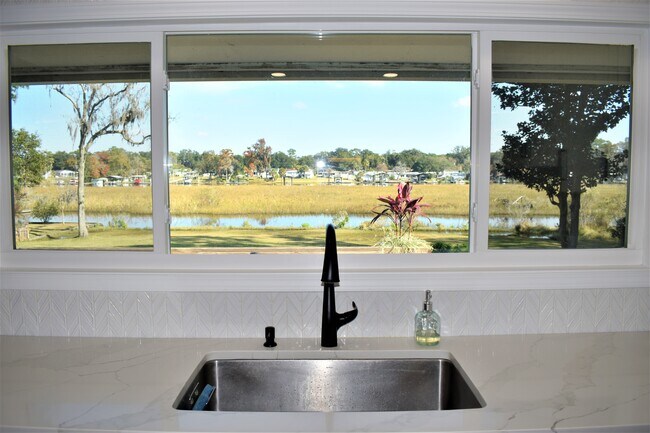 Foto del edificio - 6325 Kellow Dr