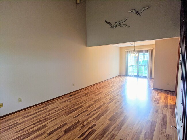 Building Photo - Charming 2 bed 1.5 bath home (duplex) in Greenwood!