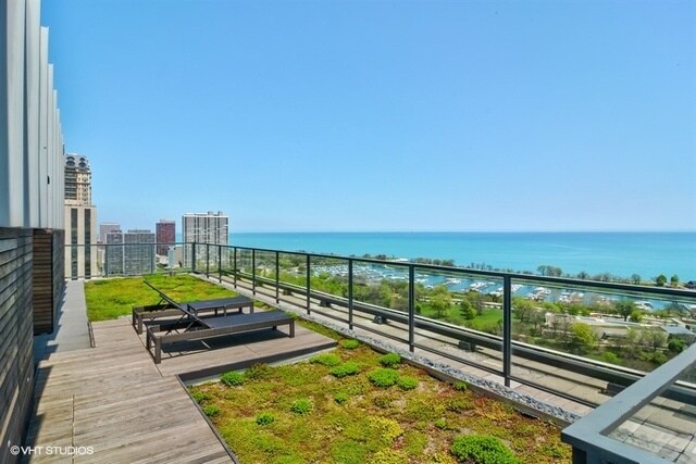 Foto del edificio - 2440 N Lakeview Ave