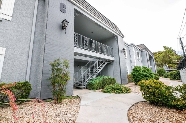 Building Photo - 2 Bedroom, 2 Bathroom Condo unit in a Gate...