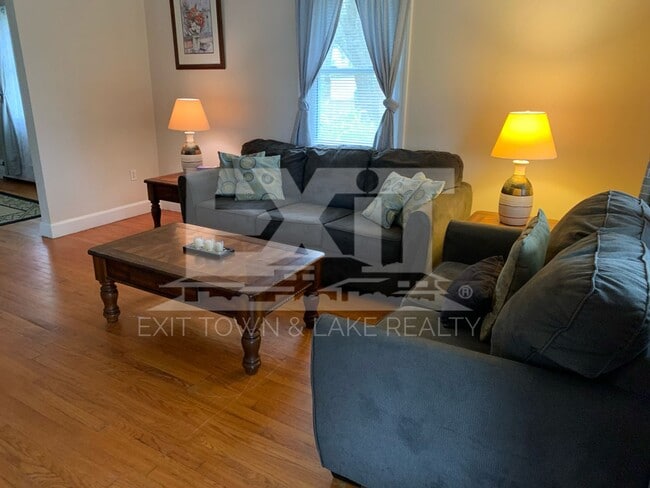 Building Photo - Fully Furnished 3 Bedroom/2 Bathroom Home ...