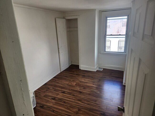 Building Photo - 2 Bedroom 1 bathroom townhouse