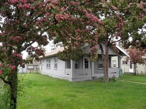 Building Photo - 454 SE Cleveland Ave