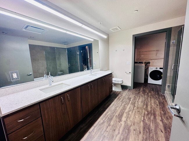 1110 Bathroom View - Vantage