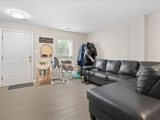 Building Photo - 3 Bedroom Townhome in Sterling