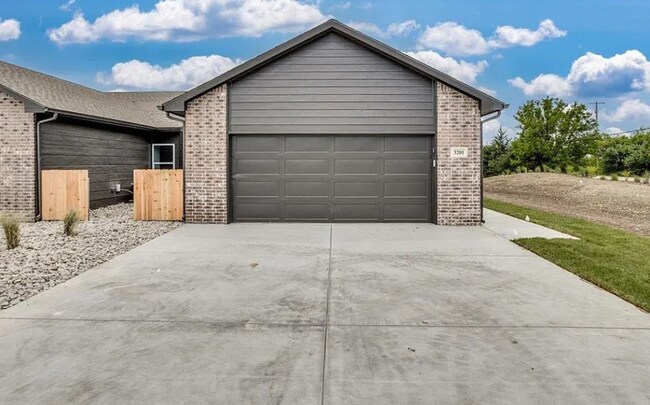 Foto del edificio - Modern 4 Bedroom Home in Falcon Falls Near Heights High School