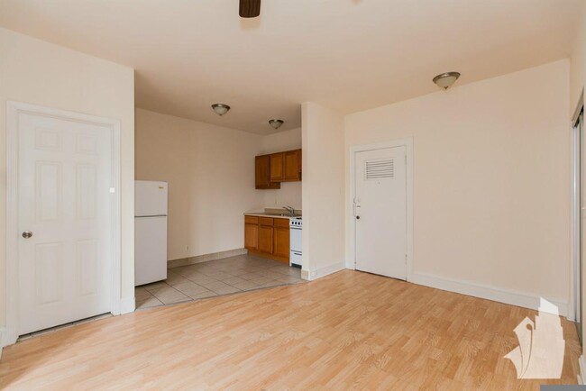 Foto del edificio - 4851 N Damen Ave