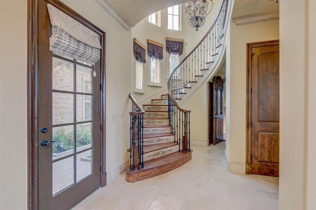 Building Photo - 6921 Mediterranean Dr