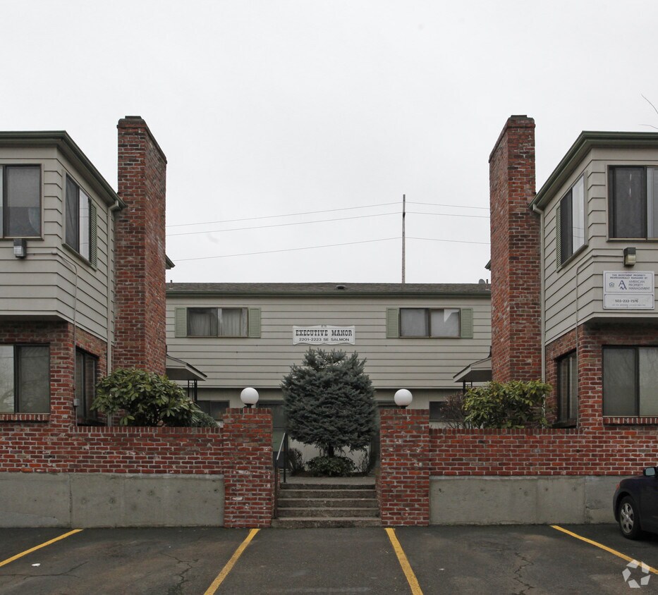 Building Photo - Executive Manor