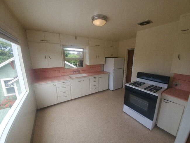 Building Photo - Pet-friendly upstairs 1BD/1BA Eureka apartment!