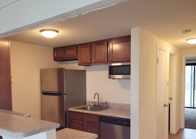 Building Photo - 1005 Village Circle Dr