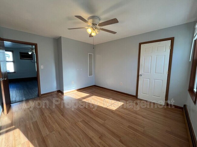 Foto del edificio - 64 Forest Ave