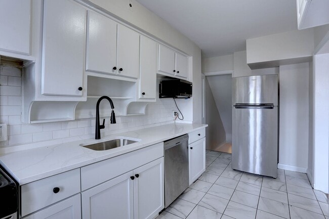Building Photo - 3-Bedroom 2-Bath Row Home Minutes from Mor...