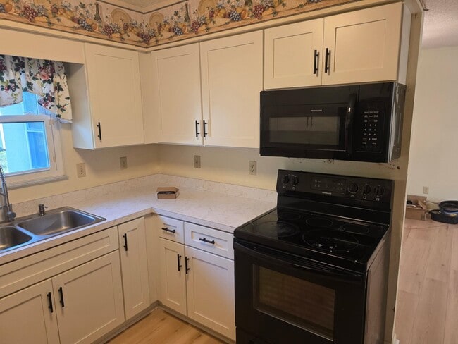 Foto del edificio - 481 Emerald Rd