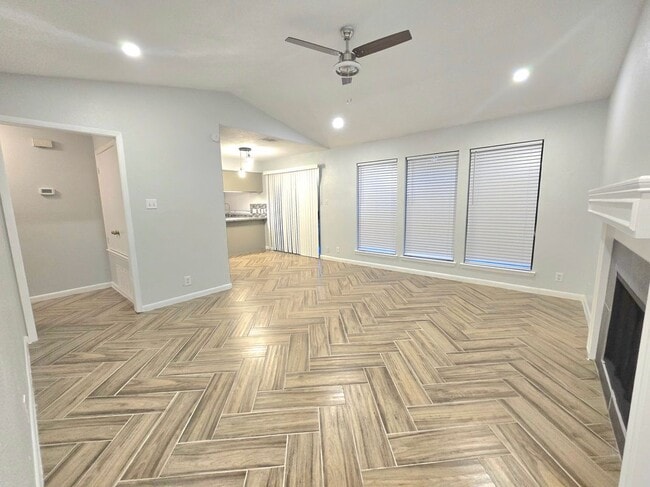 Foto del edificio - 1417 Hyridge Cir