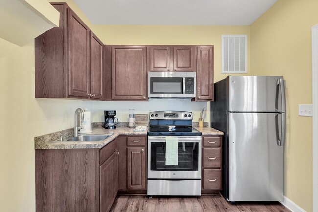 Foto del edificio - Fully furnished 1 bedroom 1 bath in fenced...