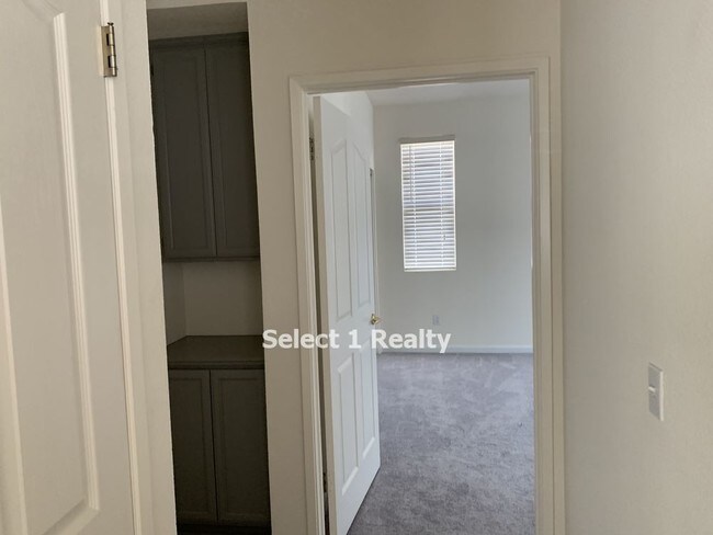 Building Photo - 334 Gladstone Dr