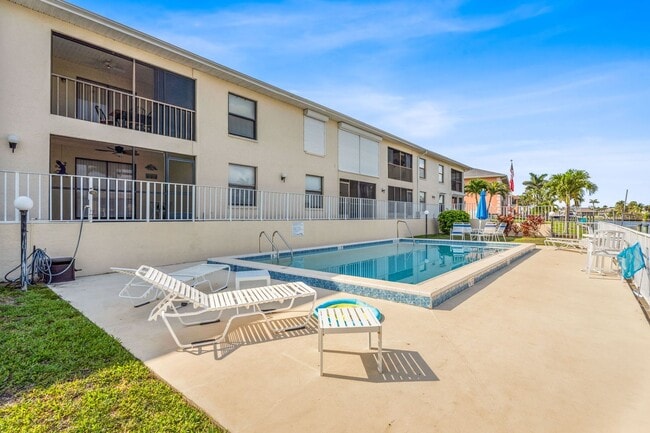 Foto del edificio - 2 Bed 2 Bath waterfront Condo