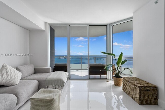 Building Photo - 1300 Brickell Bay Dr