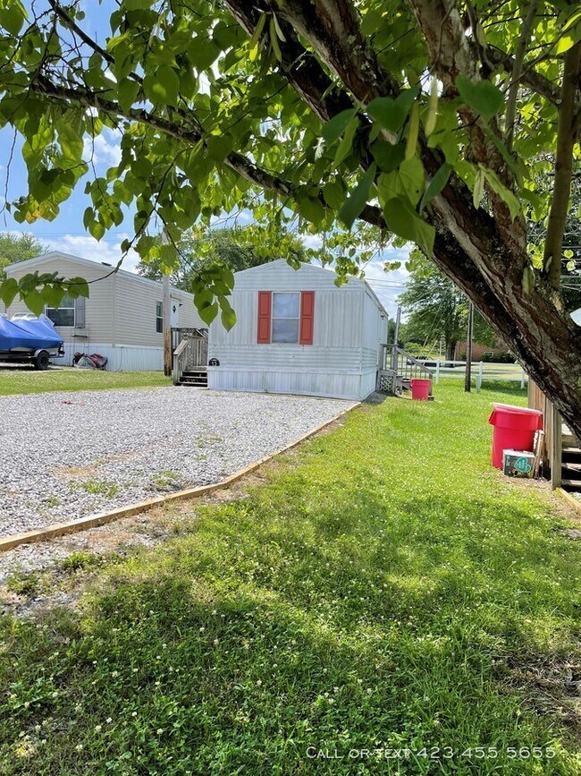 Building Photo - 230 Valley Dr