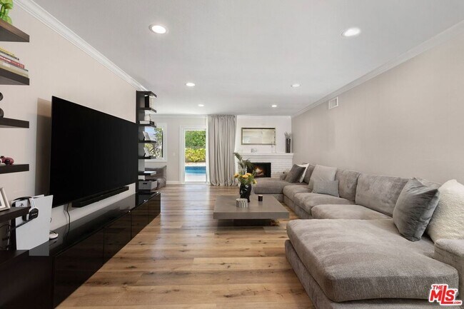 Foto del edificio - 222 Dickenson Ave