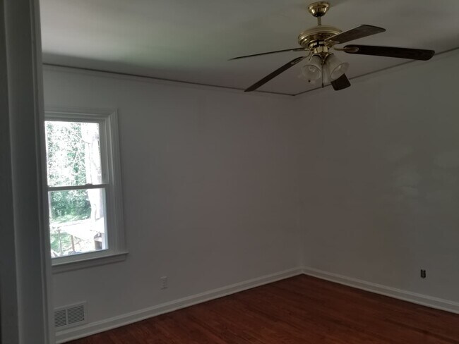Foto del edificio - 2079 Honeysuckle Ln SW