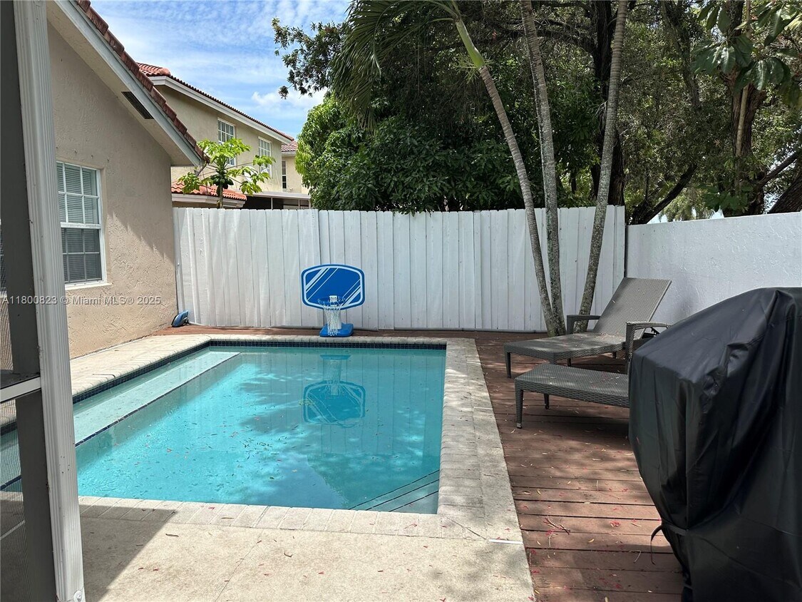 Foto principal - 112 Gables Blvd