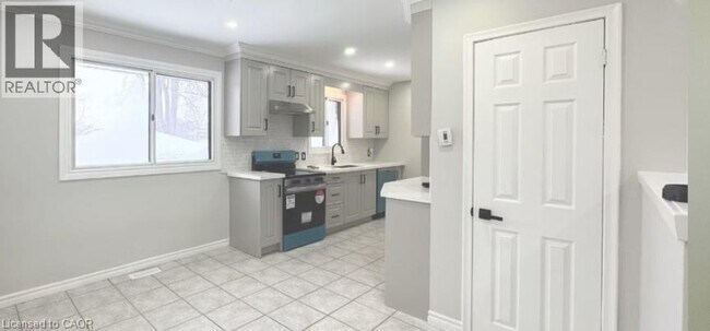 Photo du bâtiment - 100 Fairway Rd N