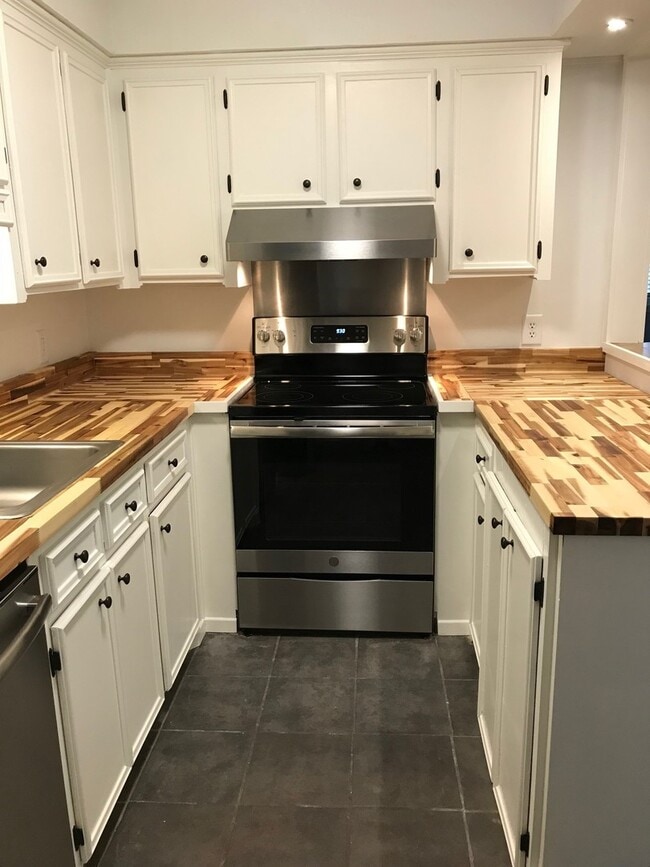 Building Photo - 117W-117 Wentworth Street