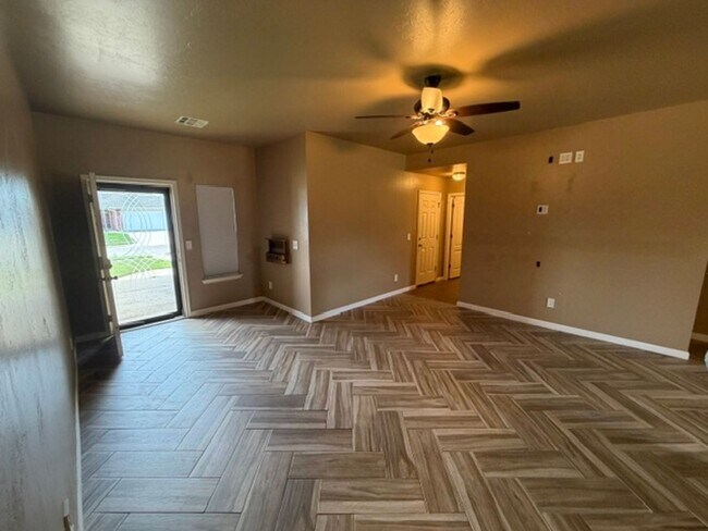 Foto del edificio - Adorable OKC home with 3 bed, 2 bath, 2 car garage in Mustang Schools!