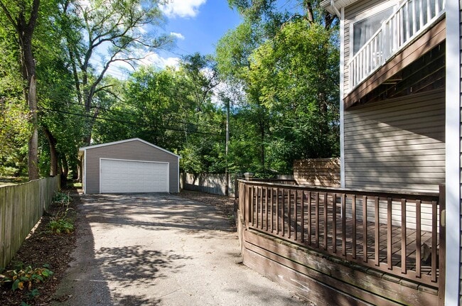 Building Photo - CHARMING 4 BED 2.5 BATH COLONIAL MINUTES F...