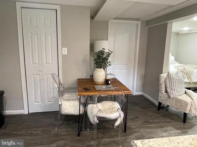 Building Photo - 3616 Oval Dr