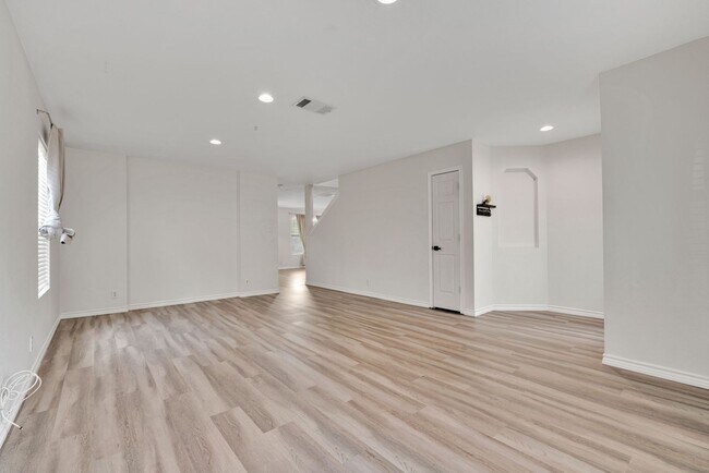Building Photo - Charming 4 Bedroom Home!
