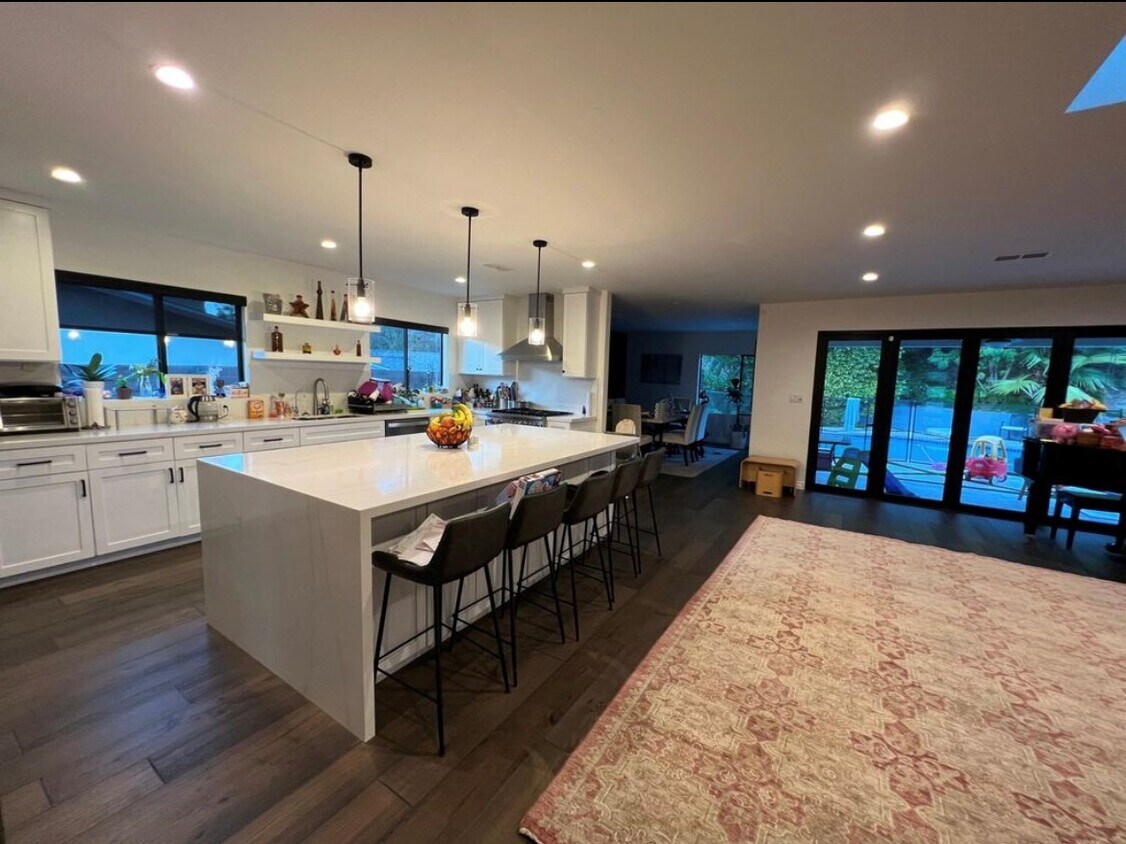 Foto del edificio - 4068 Hayvenhurst Dr