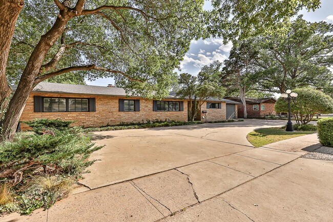 Building Photo - Large 4 Bedroom Home