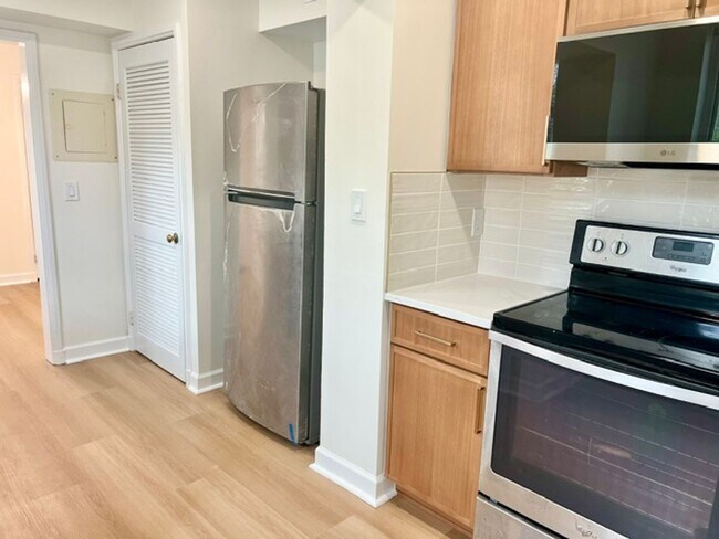 Foto del edificio - 3930 Langley Ct NW
