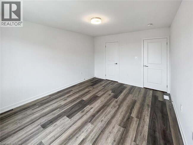 Building Photo - 205 W Oak Trl