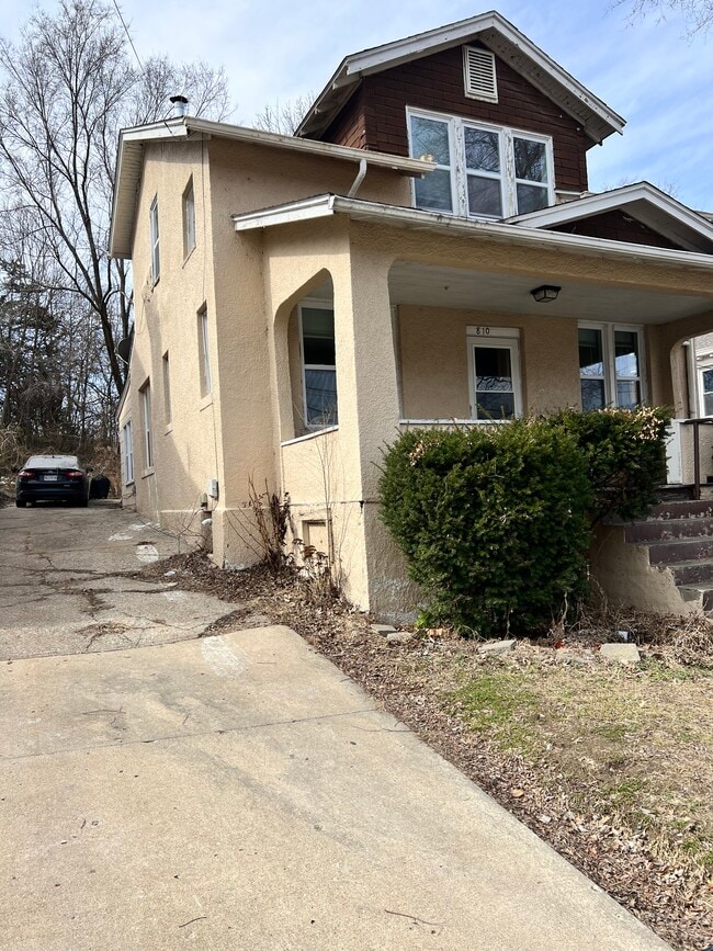 Entrada de coches - 810 E McCarty St