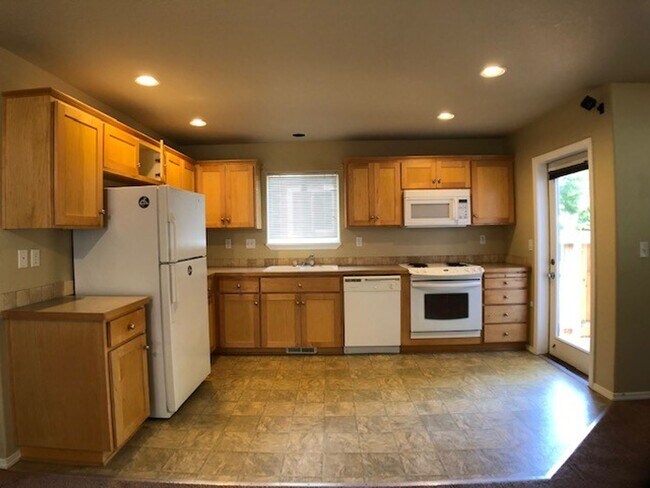Foto del edificio - Lovely 3 Bedroom Home near the Max Line in...