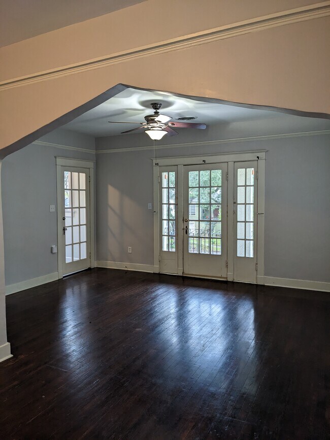 Building Photo - 4427 Fontainebleau Dr