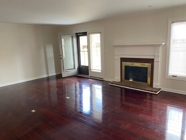 Building Photo - 655 Croston Dr