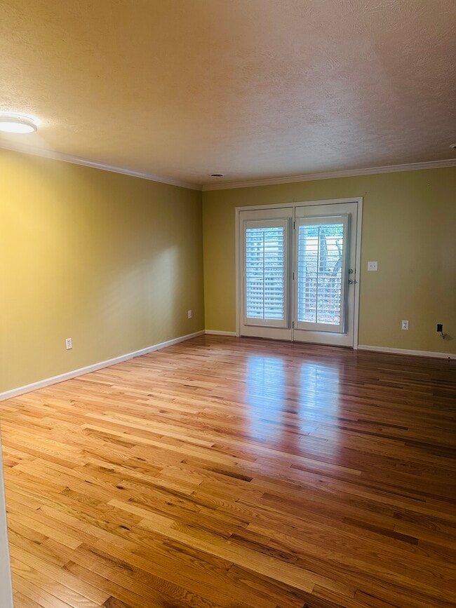 Living room - 817 Wayne Ave NE