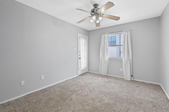 Foto del edificio - 2104 Cullen Ave