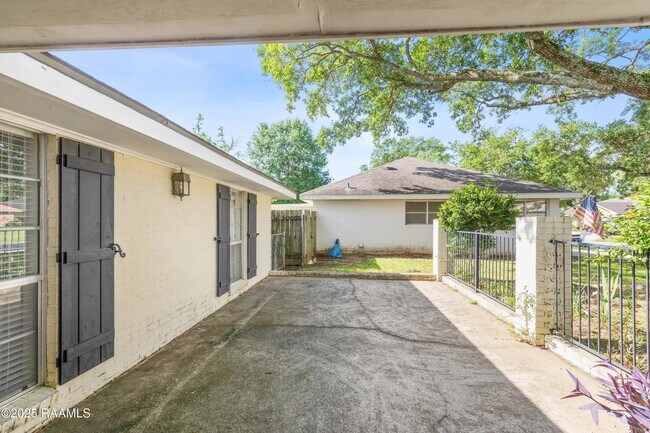 Building Photo - 305 Orgeron Dr