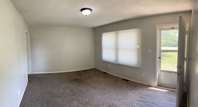 Foto del edificio - Charming 3-bedroom, 1.5-bathroom home available for rent in Clearwater, KS!