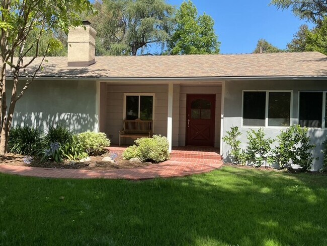 Foto del edificio - La Cañada Schools-  Family Home - Natural Hardwood, 2 car attached garage, Central A/C, New Appli...