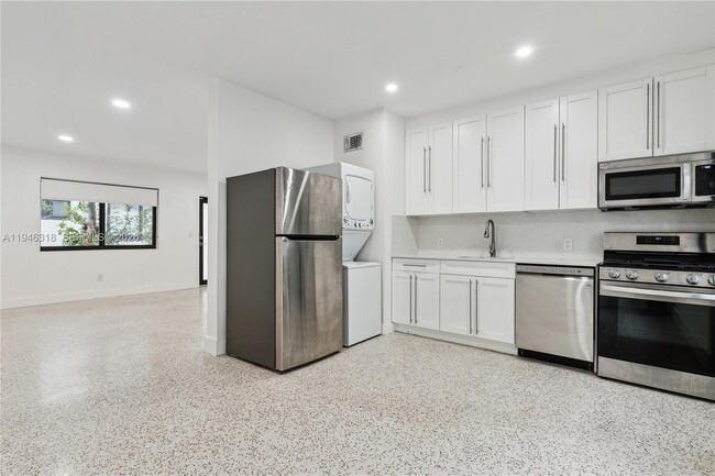 Foto del edificio - 8020 Crespi Blvd